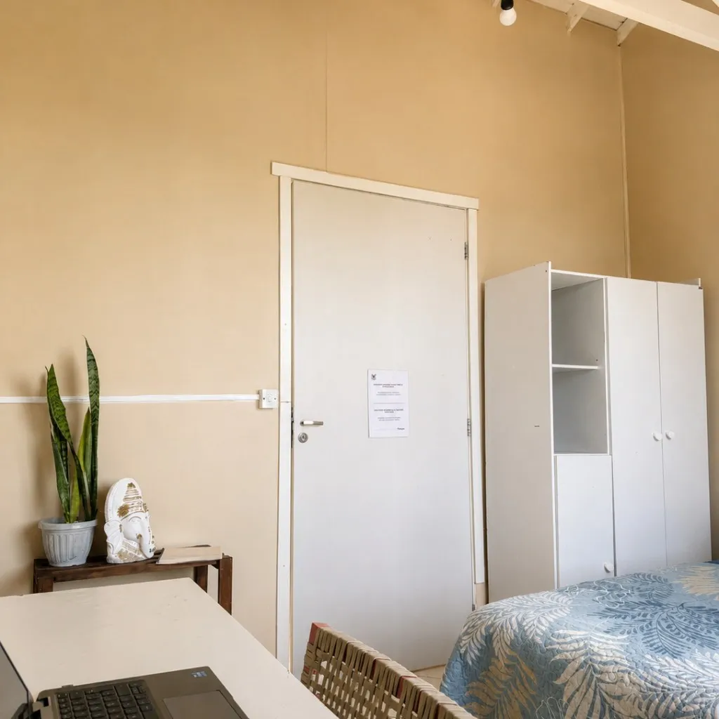 Guarda-roupa branco e porta do quarto