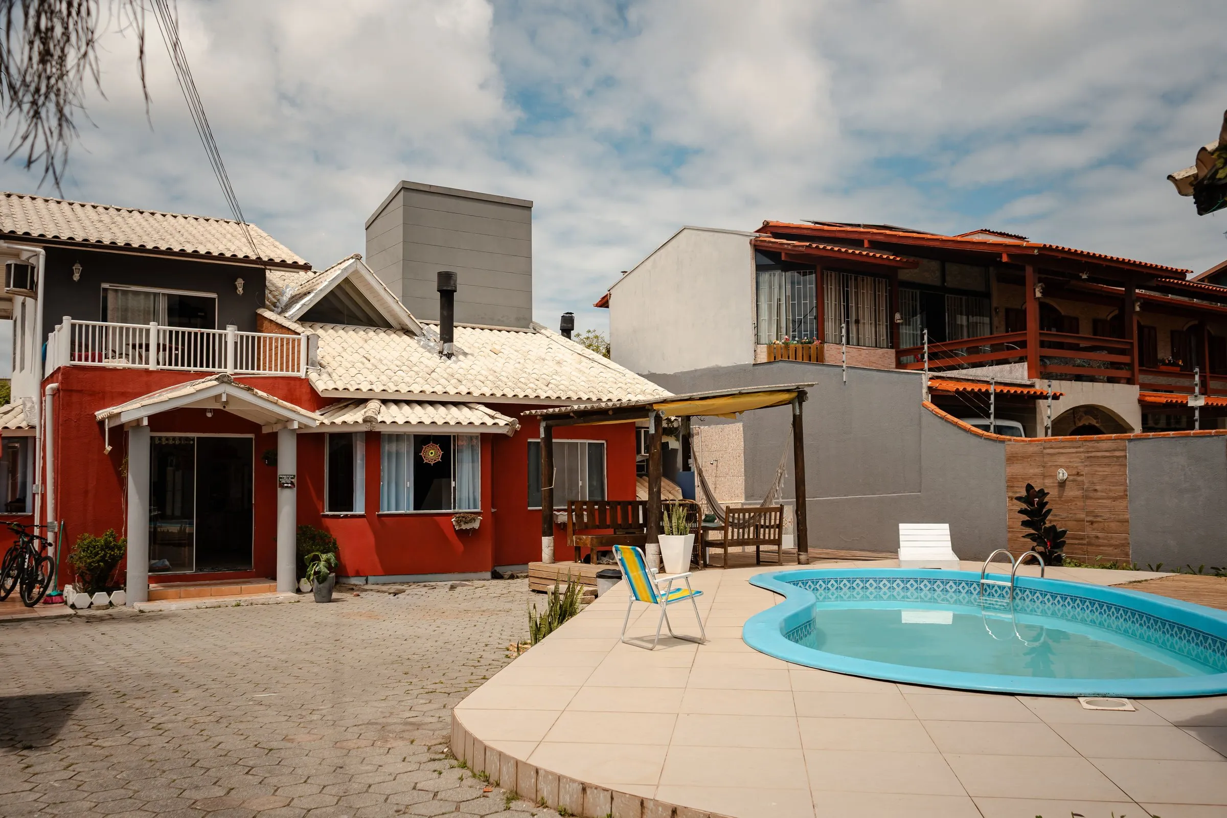 Fachada da Floriarte com a piscina em primeiro plano