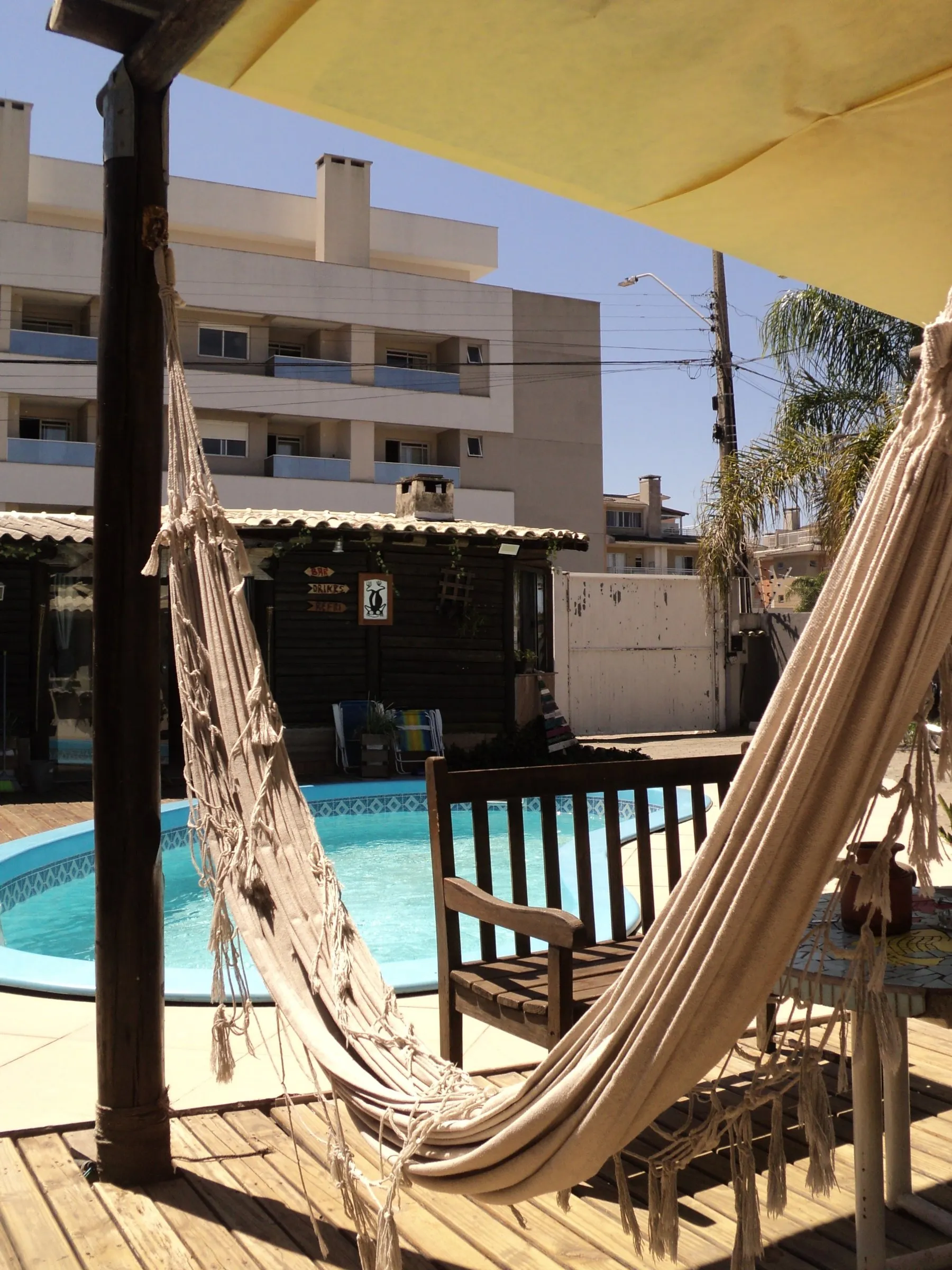 Rede na varanda ao lado da piscina