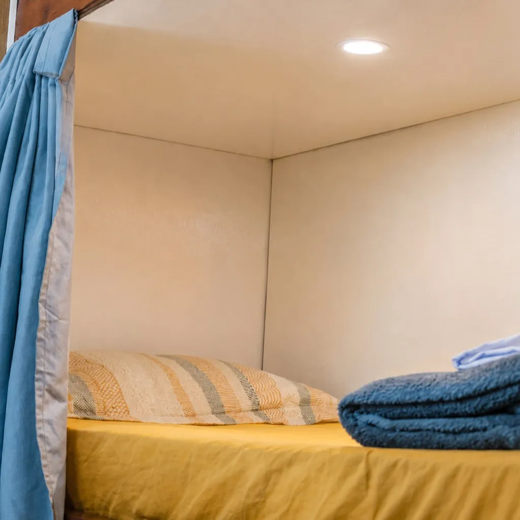 Interior de uma cápsula com colchão e travesseiro