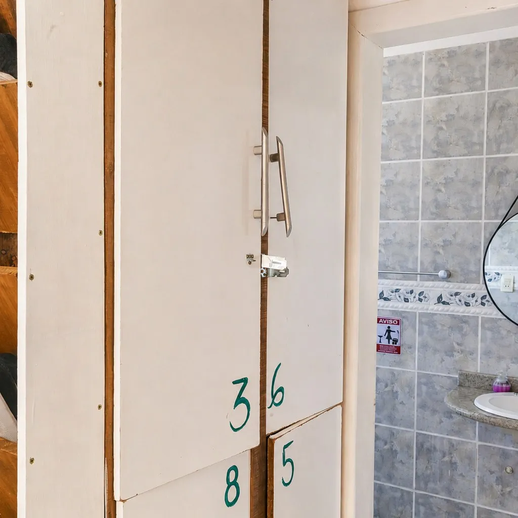 Lockers numerados do quarto