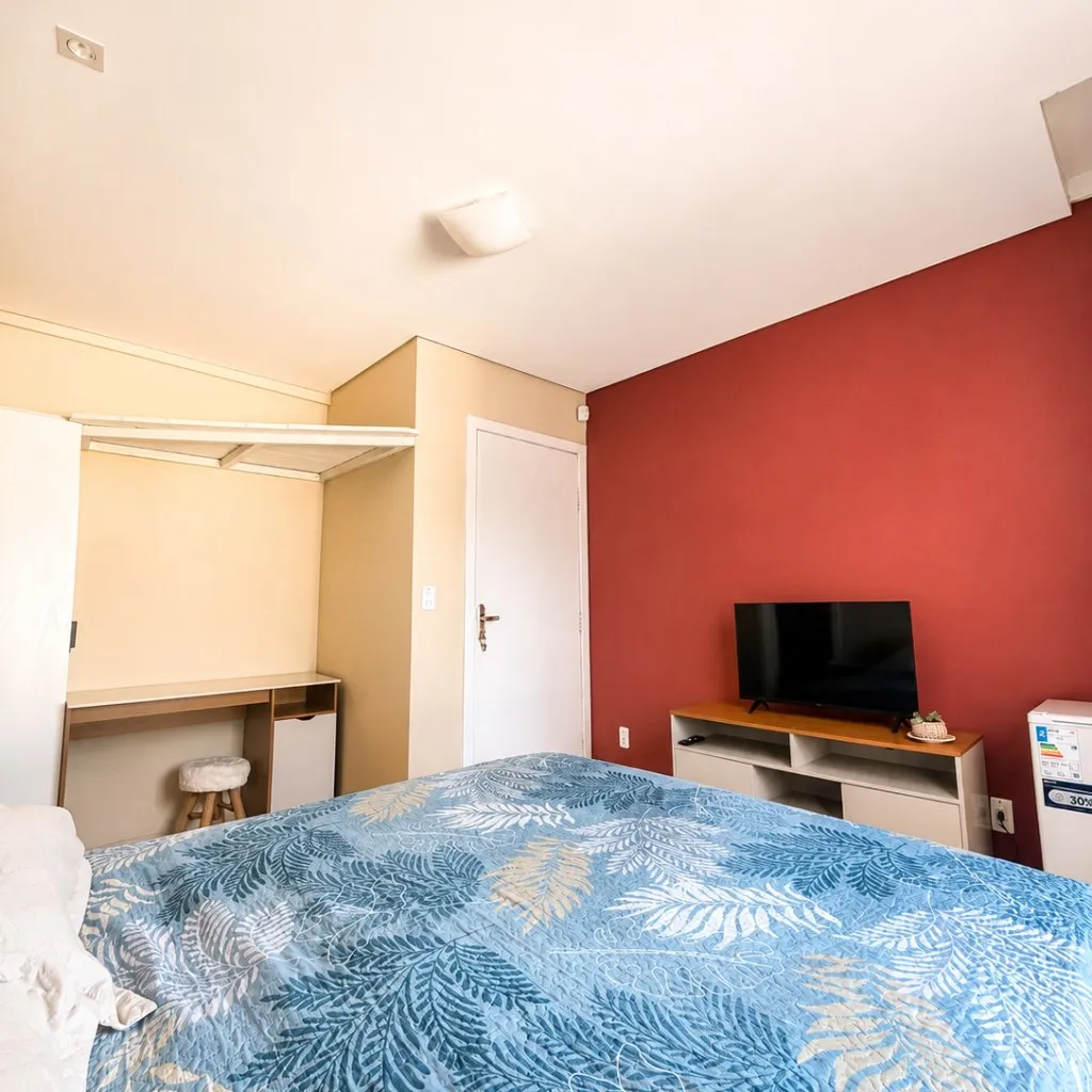 Vista de la suite con mueble y TV